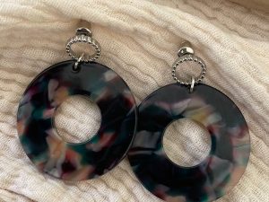 Boucles d'oreilles argentées et cercle écaille
