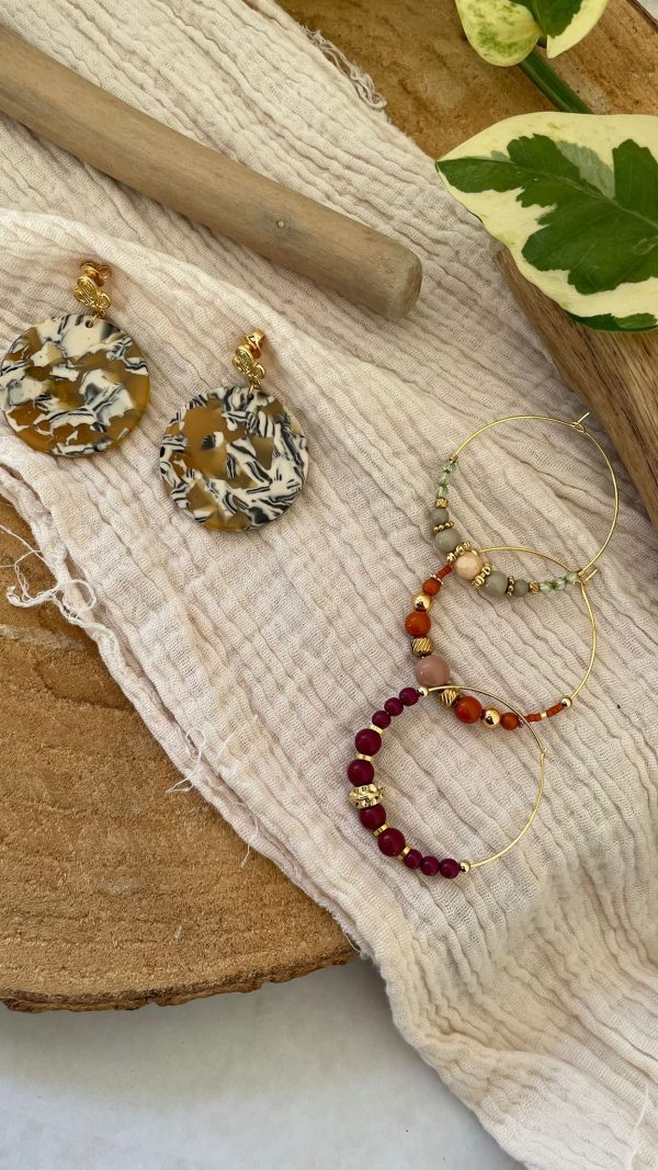 Boucles dorées et rond écaille moutarde – Image 6