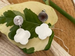 Boucles d'oreilles argentées et trèfle en nacre