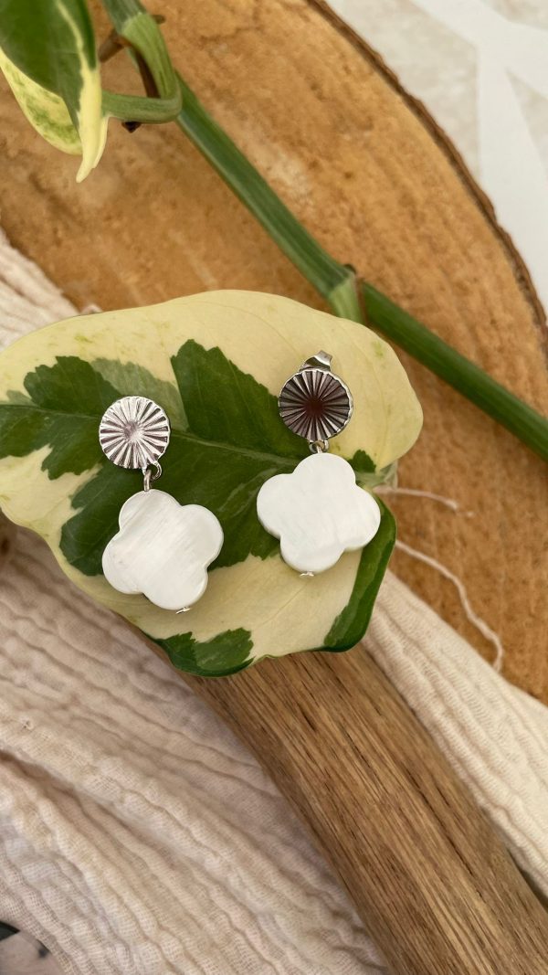 Boucles d'oreilles argentées et trèfle en nacre