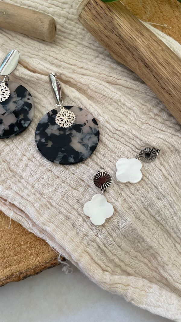 Boucles argentées et rond écaille noir – Image 2