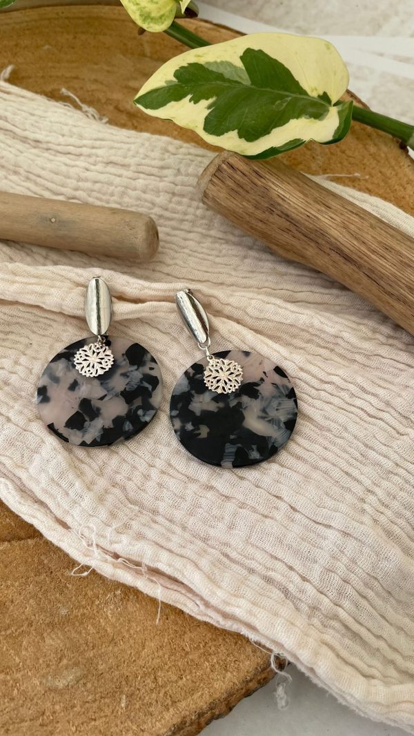 Boucles argentées et rond écaille noir – Image 4