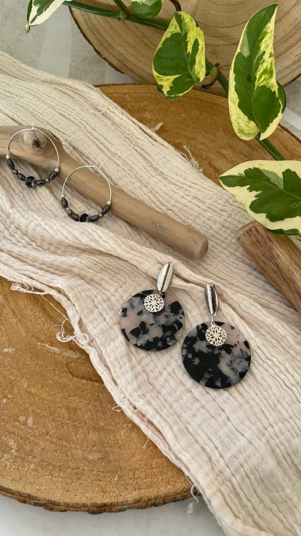 Boucles argentées et rond écaille noir – Image 5