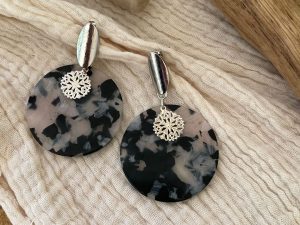 Boucles argentées et rond écaille noir