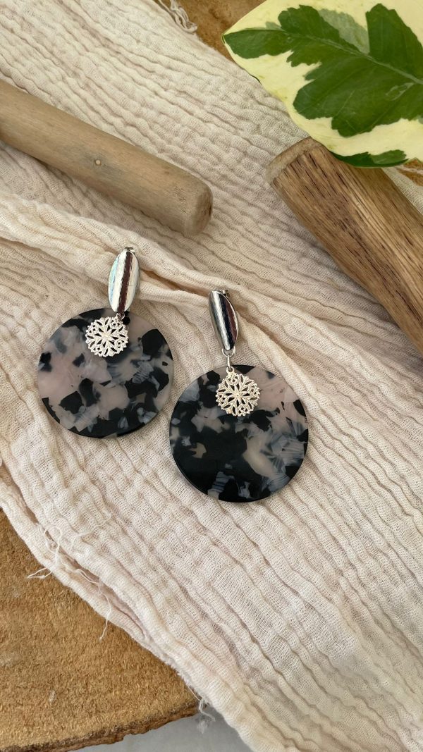 Boucles argentées et rond écaille noir