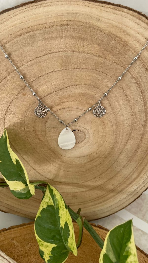 Collier argenté avec breloque et nacre – Image 2