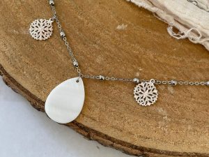 Collier argenté avec breloque et nacre
