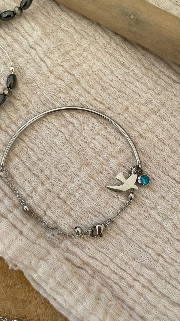 Bracelet argenté demi-jonc avec 2 petites breloques – Image 2