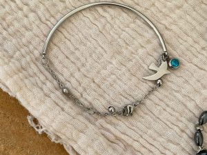 Bracelet argenté demi-jonc avec 2 petites breloques