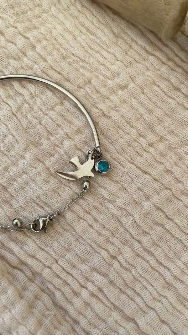 Bracelet argenté demi-jonc avec 2 petites breloques – Image 4