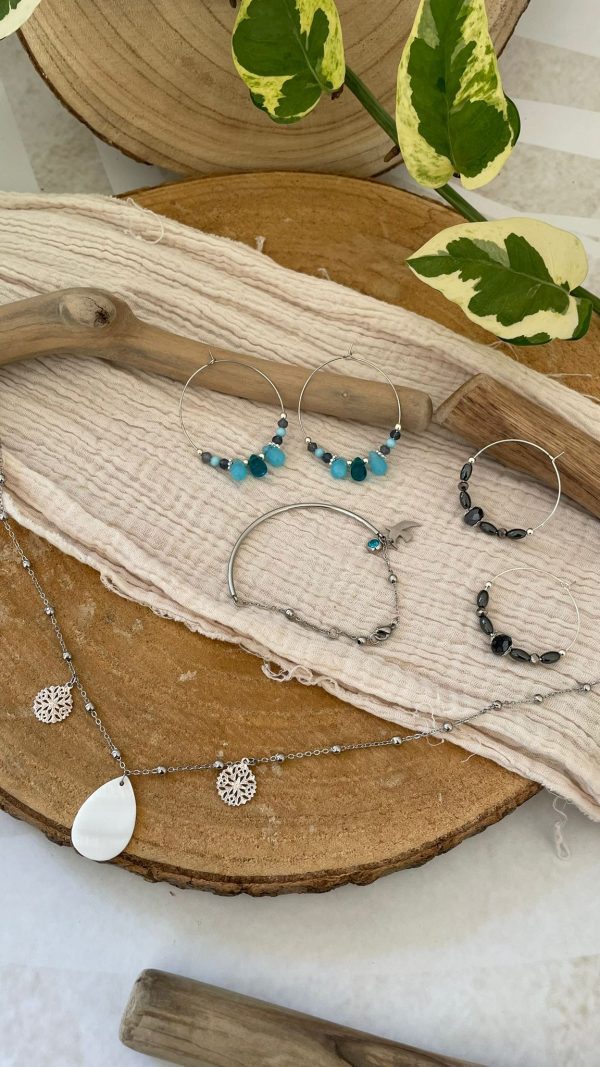 Bracelet argenté demi-jonc avec 2 petites breloques – Image 5
