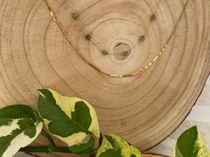 Collier 2 rangs chaîne perles vertes et chaîne plate