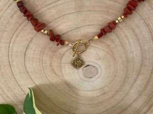 Collier perles chips rouille et breloque doré