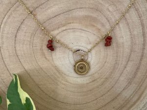 Collier longue chaîne doré et médaille