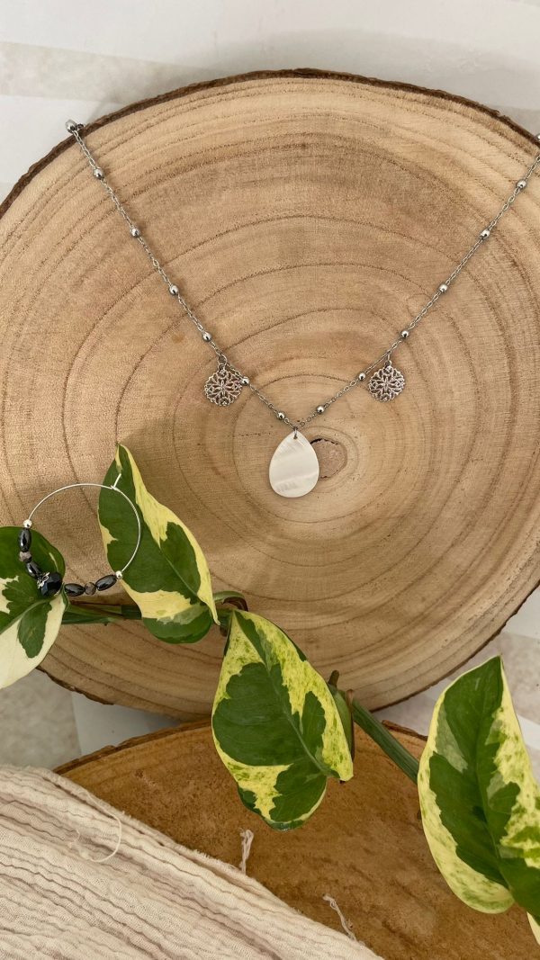 Collier argenté avec breloque et nacre – Image 4