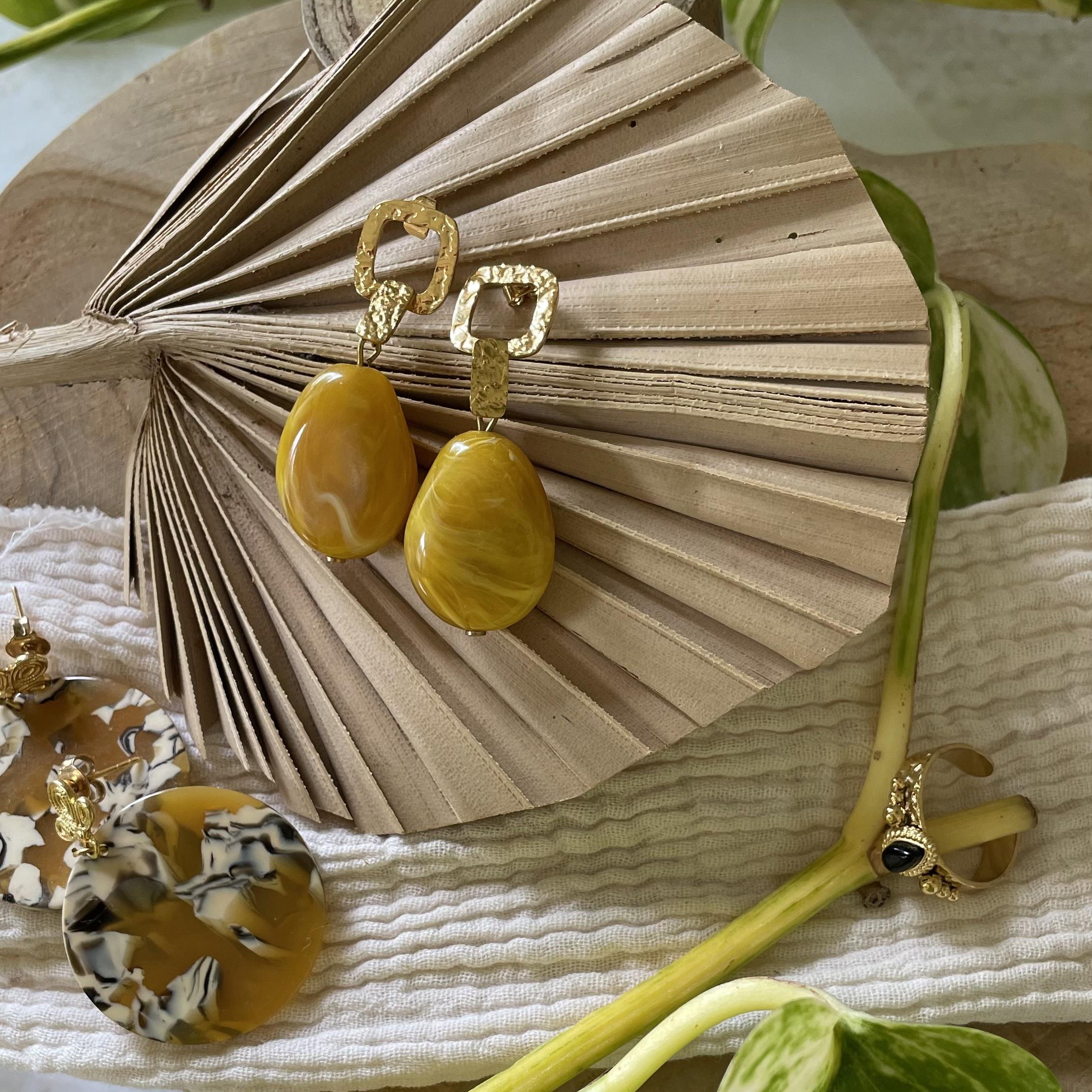 Boucles dorées et rond écaille moutarde – Image 8