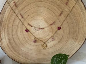 Collier multirangs chaîne doré et charms rose