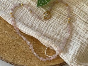 Collier bohème et tendance en perles chips rose