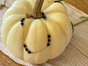 Bracelet chaîne dorée et perles bleues