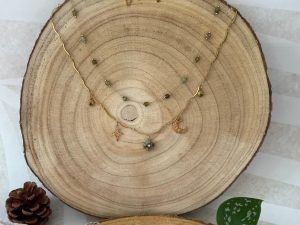 Collier 2 rangs chaîne perles vertes et chaîne breloques