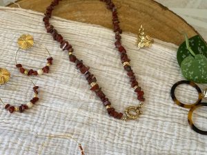 Collier chips pierre gemme