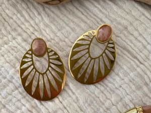 Boucles d'oreilles dorées ajourées et pierre rose