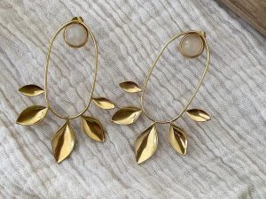 Boucles d'oreilles dorées allongées et pierre