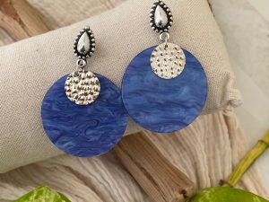 Boucles argentées et rond résine bleue