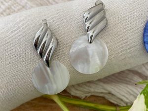 Boucles argentées et rond nacre féminines