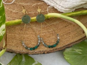 Boucles dorées goutte verte