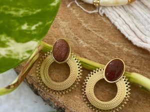 Boucles d'oreilles rond doré ajouré et pierre marron pailleté