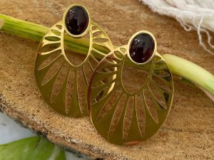 Boucles d'oreilles dorées ajourées et pierre grenat