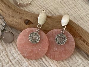 Boucles argentées et rond résine rose