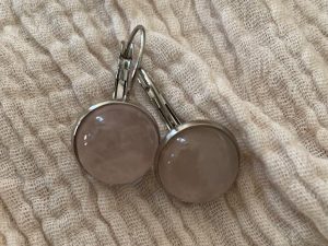 Dormeuses argentées avec cabochon rose