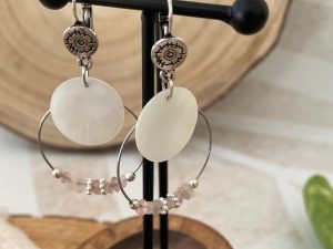 Boucles d'oreilles argentées rond nacre et perles roses