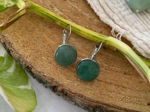 Dormeuses argentées avec cabochon vert