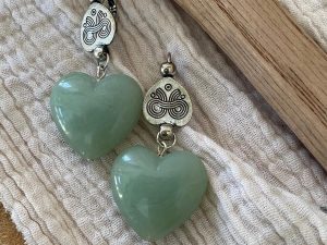 Boucles d'oreilles argentées et coeur vert