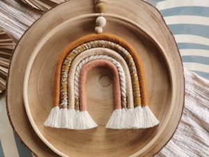 Arc-en-ciel dans cercle bois à suspendre pour déco chambre