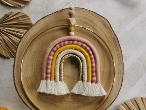 Arc-en-ciel dans cercle métal doré rose et jaune moutarde