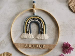 Arc-en-ciel en macramé avec prénom lettres en bois sur jute