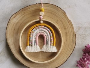 Suspension arc-en-ciel macramé moutarde et rose fleuri