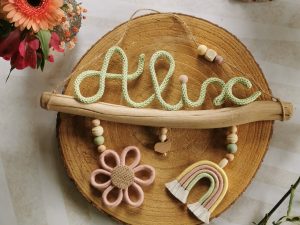 Cadeau naissance personnalisé – Suspension prénom en tricotin artisanale