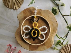 Suspension thème nature pour enfant abeille fait main
