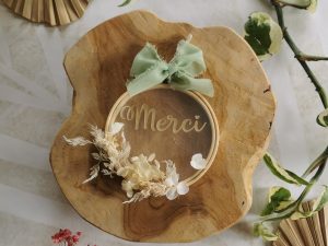 Décoration fleurs séchées à suspendre merci nœud vert