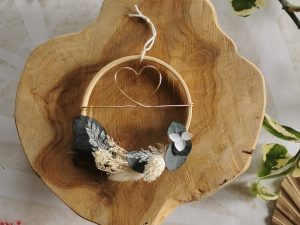 Cœur fil de fer avec de jolies fleurs séchées vert eucalyptus