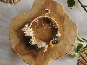 Couronne fleurs séchées vert et moutarde mot love fil de fer doré