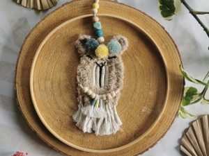 Lama en macramé dans cercle en bois décoration originale enfant