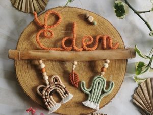 Suspension prénom bébé avec plumes – Attrape-rêves personnalisé