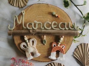 Suspension bois flotté prénom tricotin – Cadeau naissance personnalisé