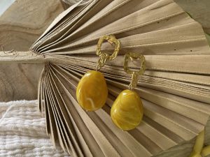 Boucles d'oreilles goutte moutarde et carré doré chic